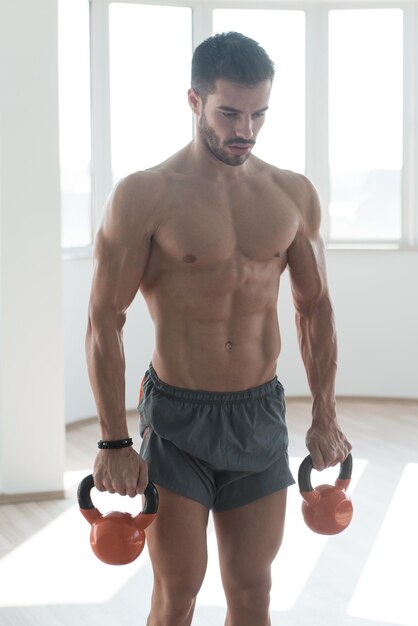 Homme musclé avec kettlebell