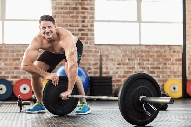 Homme musclé mis en place son poids d&#39;haltères