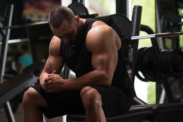 Homme Musclé Reposant Sur Le Banc