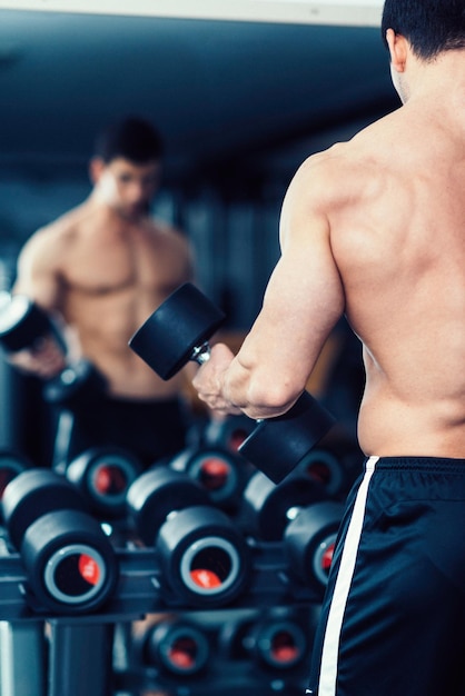 Un homme musclé s'entraîne au gymnase.