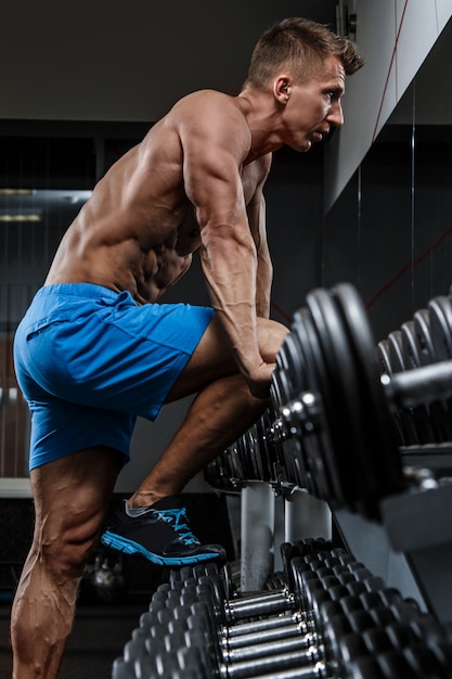 Homme musclé en salle de sport