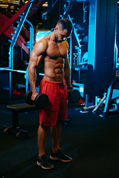 un homme musclé à la salle de sport