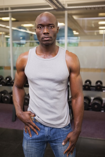 Homme musclé sérieux en salle de sport