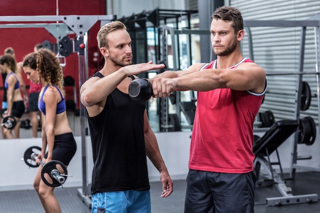 Homme musclé soulevant un kettlebell