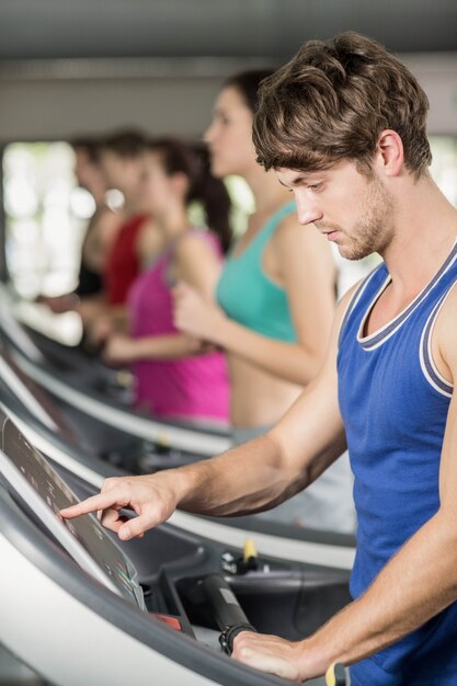 Homme Musclé Souriant Sur Tapis Roulant à La Gym