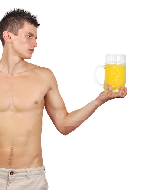 Homme musclé tenant un verre de jus