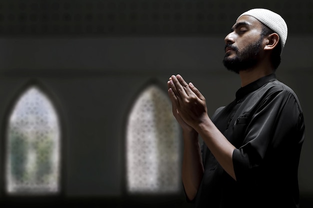 Photo un homme musulman asiatique religieux qui prie.