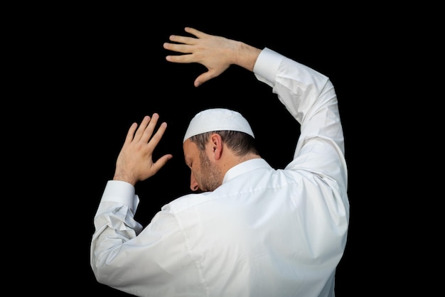 Homme musulman debout et priant devant la Kaaba à La Mecque, Arabie Saoudite