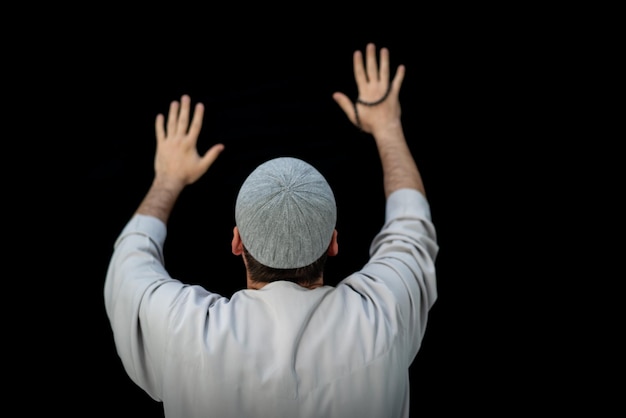 Homme musulman debout et priant devant la Kaaba à La Mecque, Arabie Saoudite