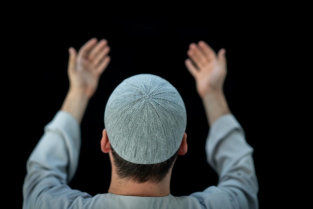 Homme musulman debout et priant devant la kaaba à la mecque ksa