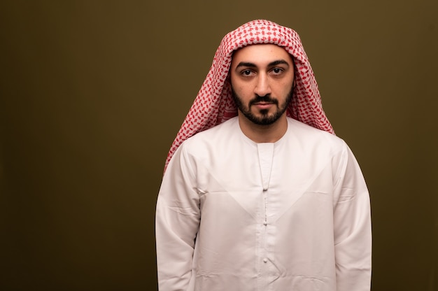 Homme musulman en hijab. Portrait d'un jeune homme arabe en costume traditionnel. Photo de haute qualité