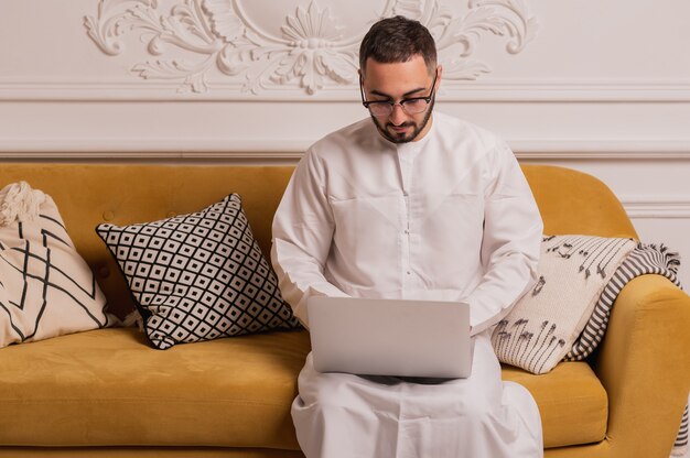 Homme musulman en hijab. Portrait d'un jeune homme arabe en costume traditionnel. Photo de haute qualité