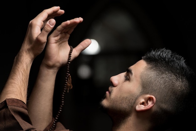 Photo l'homme musulman prie dans la mosquée