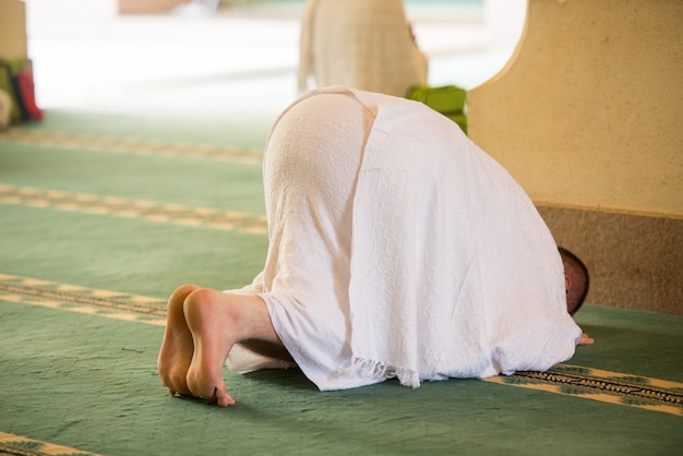 Homme musulman profitant de sa visite à la mosquée sacrée