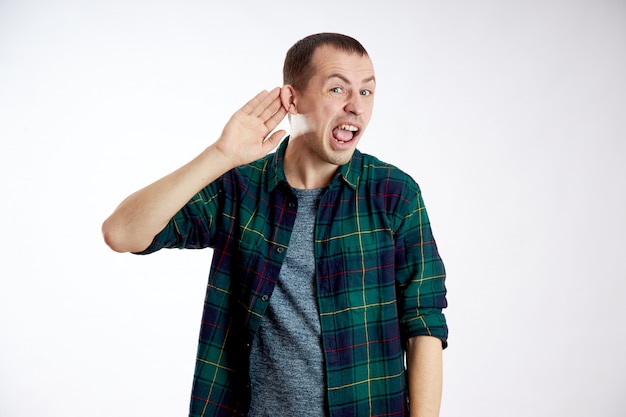 L'homme n'entend pas bien, fait des gestes avec ses mains