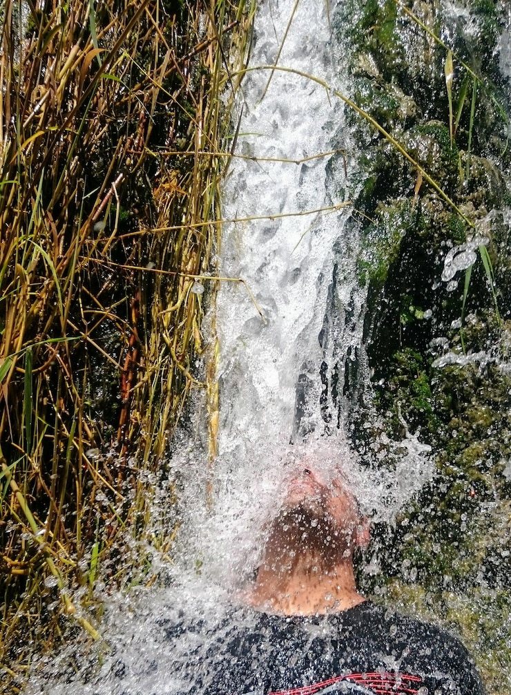 Photo un homme nageant dans l'eau.