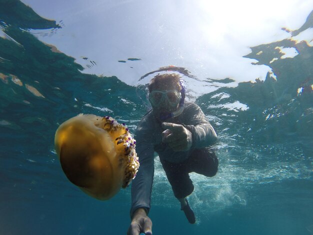 Photo un homme nageant dans la mer