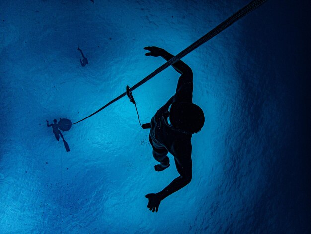 Un homme nageant dans la mer