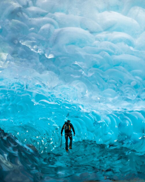 Photo un homme nageant dans la mer