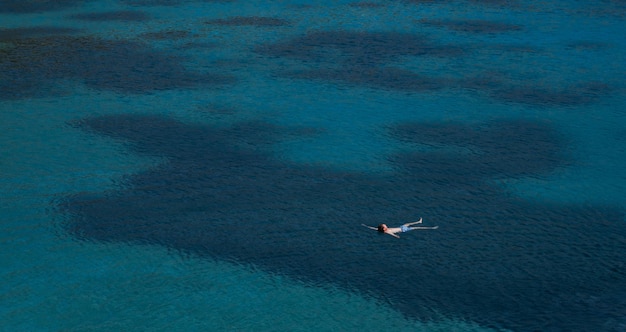 Homme Nageant Dans La Mer