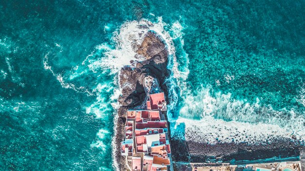 Un homme nageant dans une piscine au bord de la mer