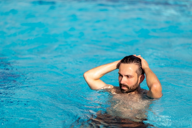 Homme nageant dans la piscine