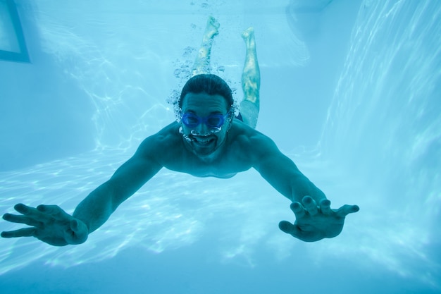 Homme nageant sous l'eau au resort