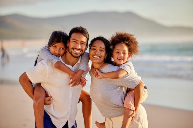 Un homme ne devrait jamais négliger sa famille Photo d'une belle jeune famille de trois personnes passant la journée ensemble à la plage