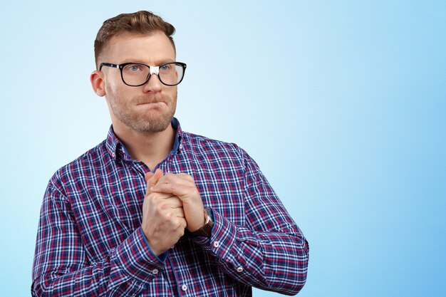 Homme nerd à lunettes