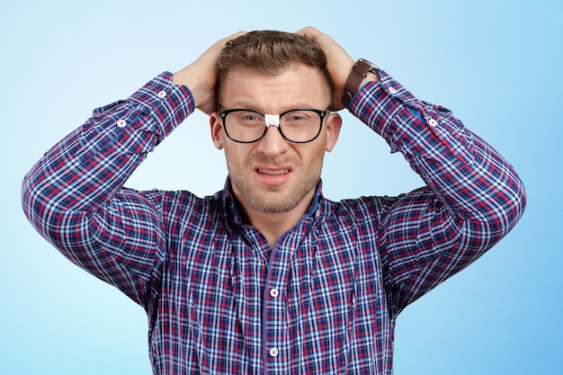 Homme nerd à lunettes