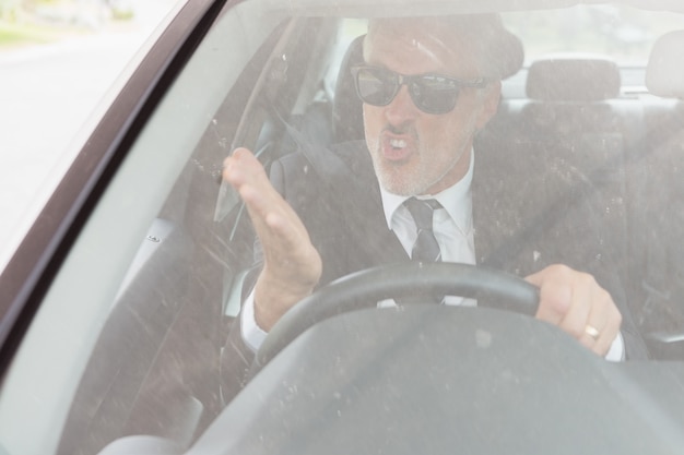 Homme nerveux assis au volant