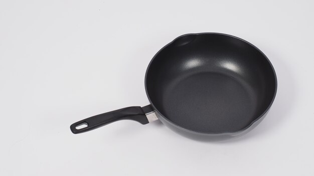 homme de nettoyage de casserole main sur fond blanc nettoyer la casserole antiadhésive avec une éponge à vaisselle pratique