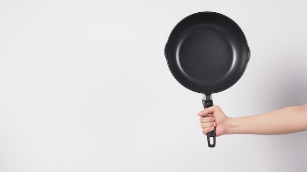 homme de nettoyage de casserole main sur fond blanc nettoyer la casserole antiadhésive avec une éponge à vaisselle pratique