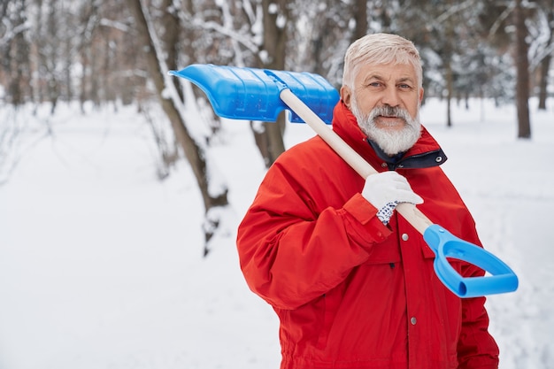 Homme, nettoyage, parc, neige