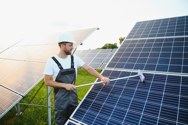 Homme nettoyant le lavage à l'énergie solaire