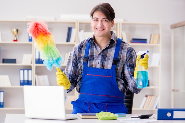 Homme nettoyeur travaillant au bureau