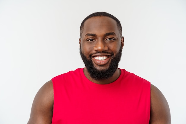 Homme noir africain de fitness jeune dans les vêtements de sport acclamant insouciant et excité, concept de victoire.