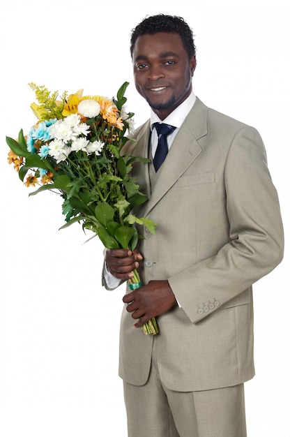 Homme noir attrayant avec bouquet de fleurs