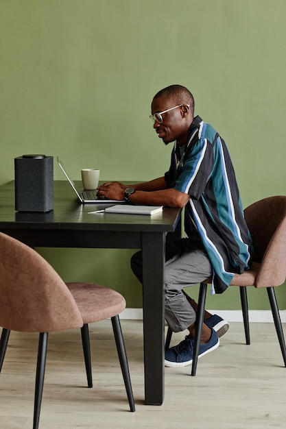 Homme noir au bureau à domicile minimal