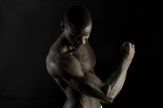 Un homme noir au corps musclé