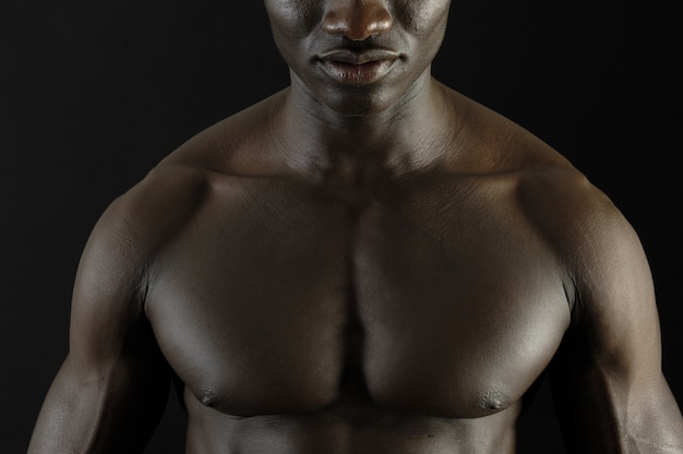 Un homme noir au corps musclé