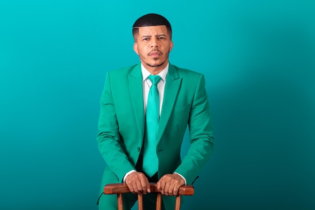 Homme noir brésilien habillé en costume et cravate verte
