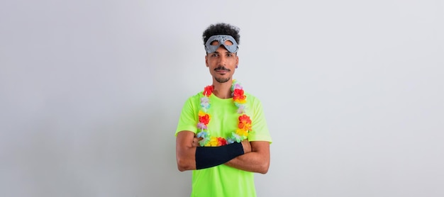 Homme noir avec costume de carnaval et masque souriant isolé sur blanc