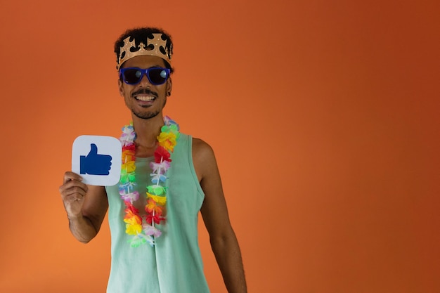 Homme noir en costume pour le carnaval du brésil tenant comme bouton isolé sur fond orange. Homme africain dans diverses poses et expressions.