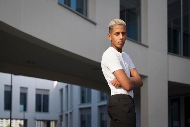 Homme noir debout près du bâtiment en ville