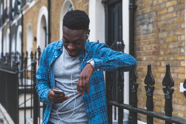 Photo homme noir écoute de la musique avec téléphone à londres