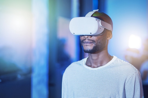 Homme noir avec de futures lunettes de réalité virtuelle dans l'innovation numérique et l'expérience utilisateur du métaverse africain Vision futuriste de Scifi dans le cyberespace de streaming de joueurs technologiques et l'apprentissage en ligne de la science