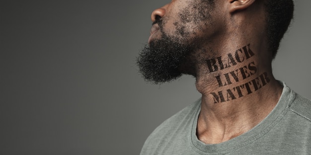 Un homme noir en gros plan fatigué de la discrimination raciale a tatoué le slogan des vies noires comptent