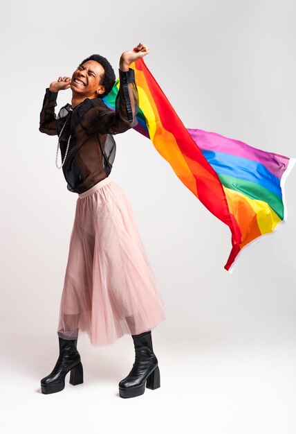 Photo homme noir hispanique fluide posant en studio avec des concepts de vêtements à la mode sur les lgbtq sans sexe et la diversité