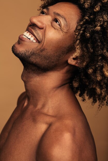 Photo un homme noir joyeux avec des cheveux afro